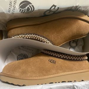 Ugg slippers 5y